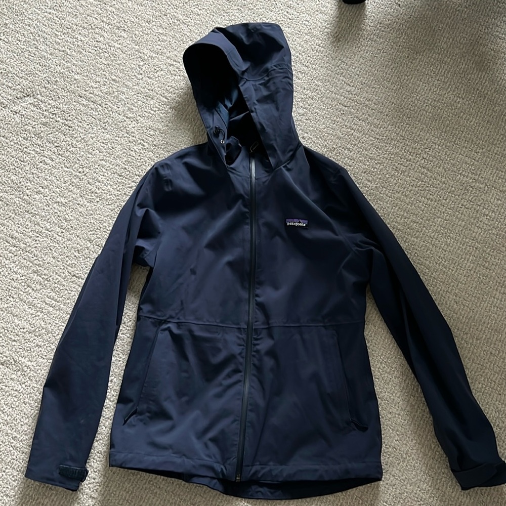 Patagonia women’s waterproof rain jacket / windbreaker - navy